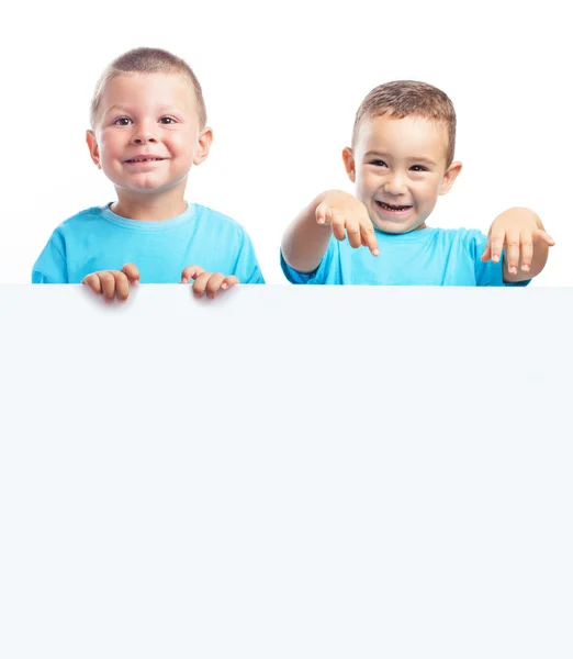 Kinder hinter einer Werbetafel — Stockfoto