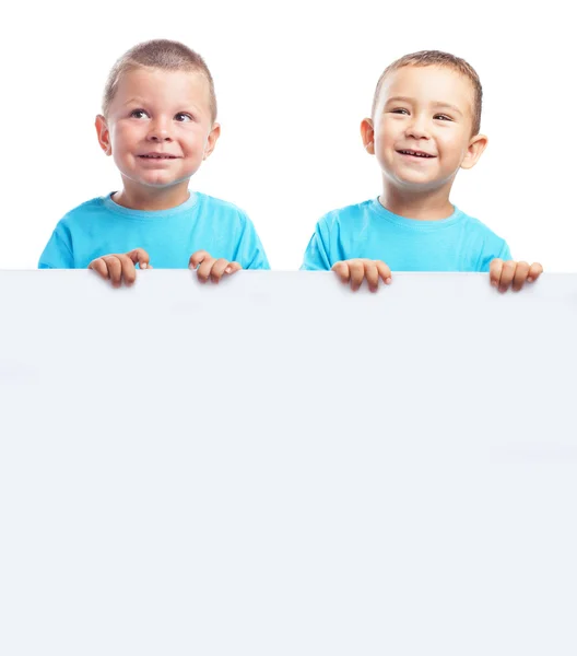 Kinder hinter einer Werbetafel — Stockfoto