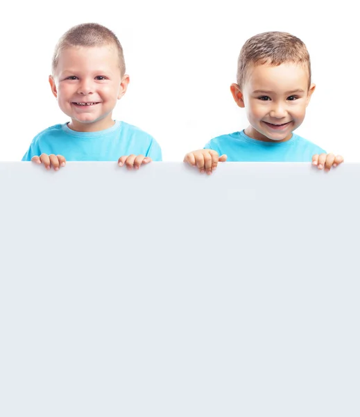 Kinder hinter einer Werbetafel — Stockfoto