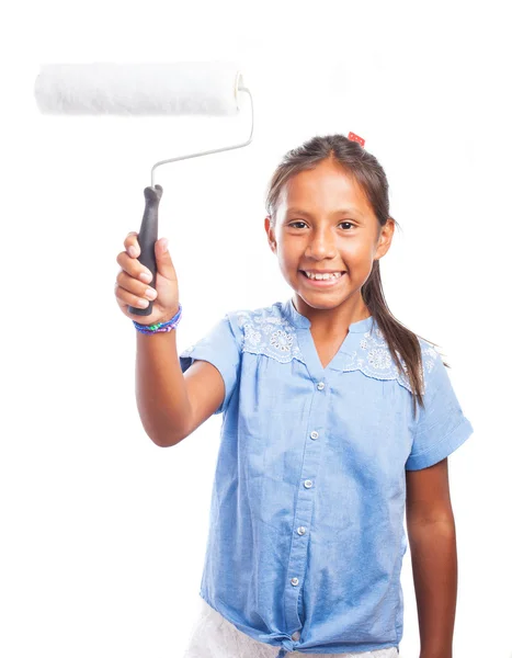 Flicka som håller en paint roller — Stockfoto