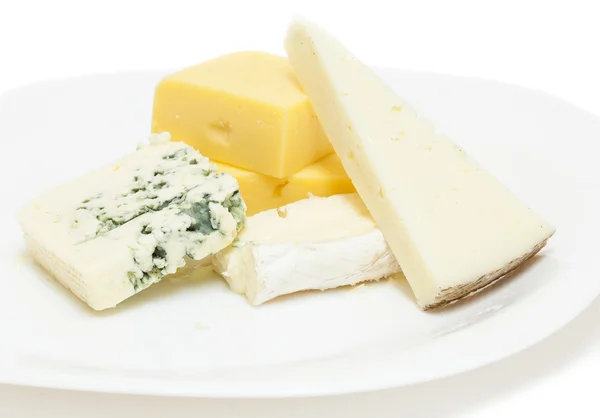 Peynir beyaz plaka üzerinde — Stok fotoğraf