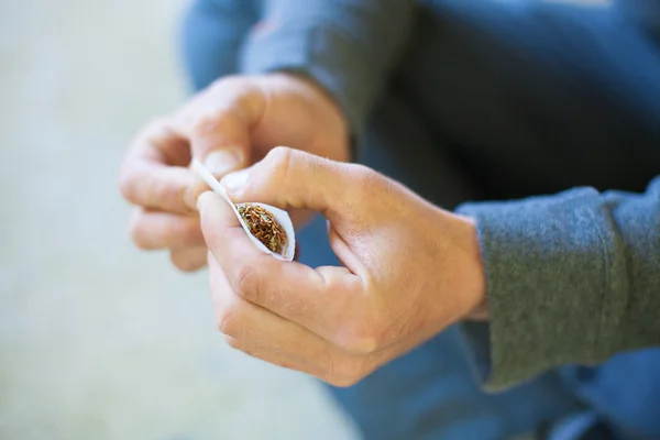 Hand rolling marijuana — Stock Photo, Image