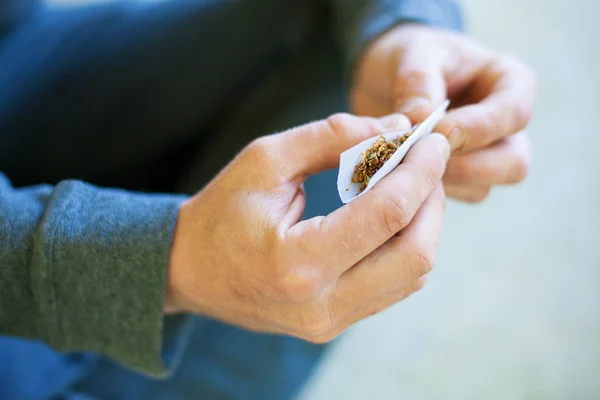 Hand rolling marijuana — Stock Photo, Image