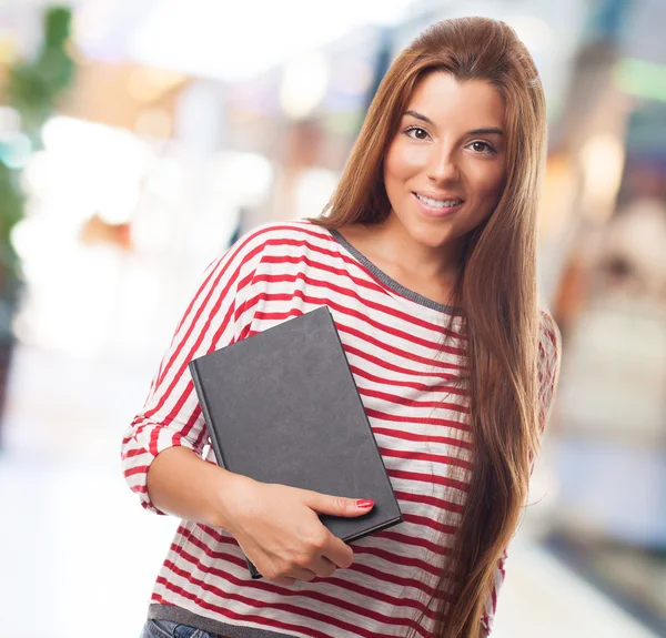 Donna che tiene un libro — Foto Stock