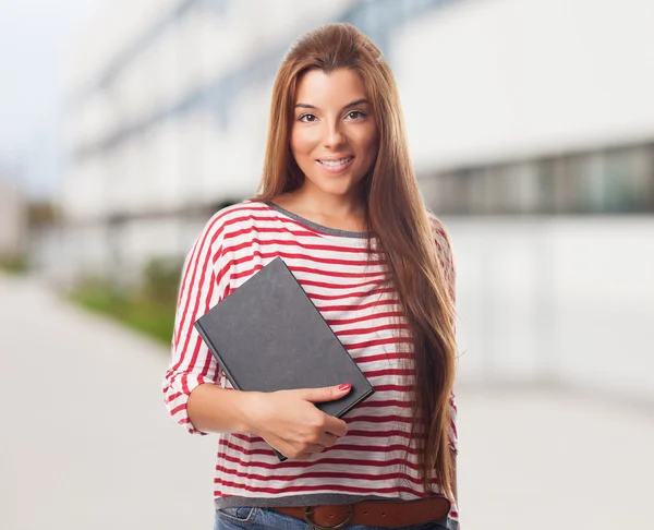 Donna che tiene un libro — Foto Stock