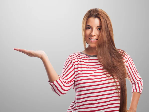 Frau, die etwas hält — Stockfoto