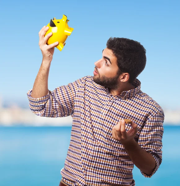 Hombre mirando en una alcancía — Foto de Stock