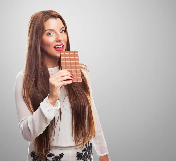 Mujer sosteniendo una barra de chocolate — Foto de Stock