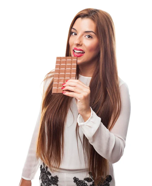 Donna con una tavoletta di cioccolato — Foto Stock