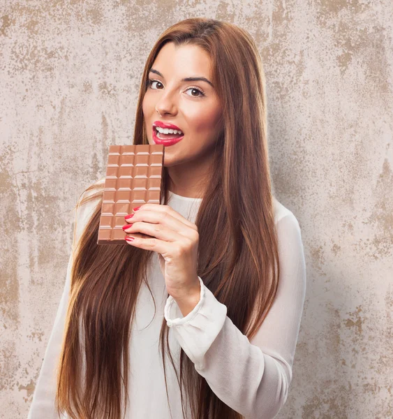 Mujer sosteniendo una barra de chocolate — Foto de Stock