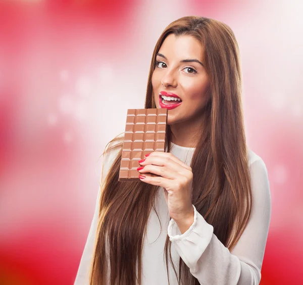 Donna con una tavoletta di cioccolato — Foto Stock