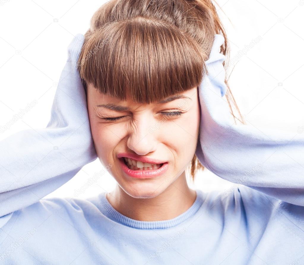 Затыкает уши. С миллигана стихи. I was hearing the noise. Неприятный звук. Hear a noise.