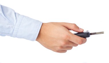 Elektronik arabanın anahtarını bir elinde