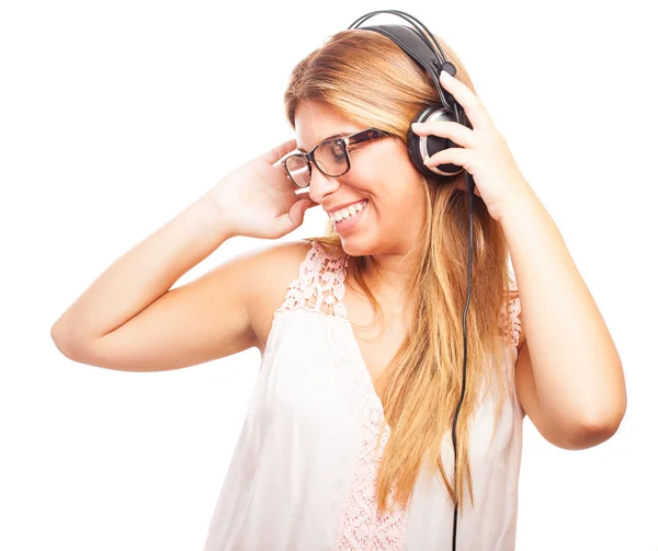 Vrouw genieten van muziek — Stockfoto