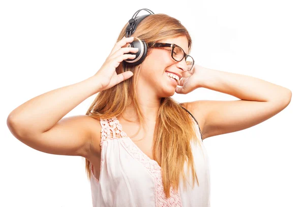 Vrouw genieten van muziek — Stockfoto