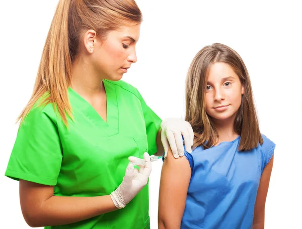 Verpleegkundige injecteren met een meisje — Stockfoto