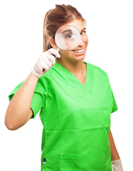 Enfermera sosteniendo una lupa — Foto de Stock