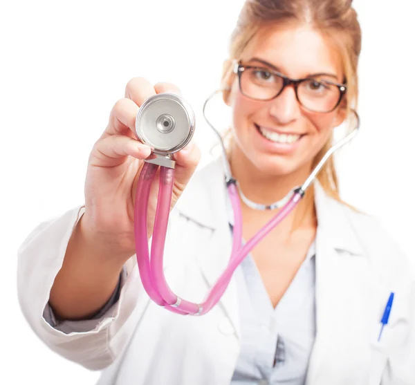 Medico in ascolto con stetoscopio — Foto Stock