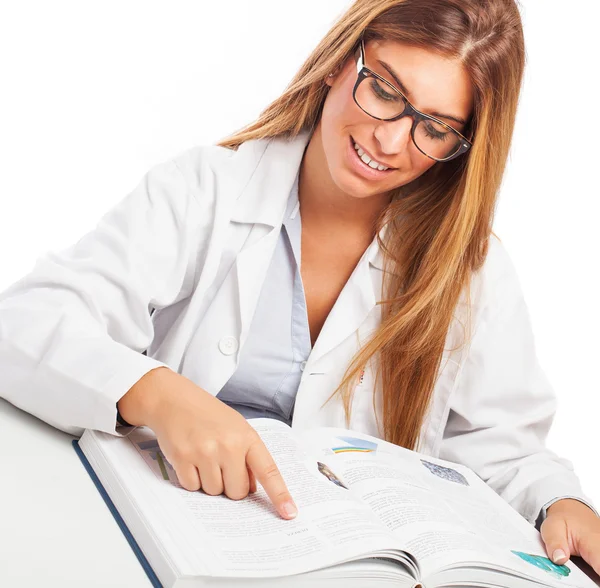 Doctor leyendo un libro —  Fotos de Stock