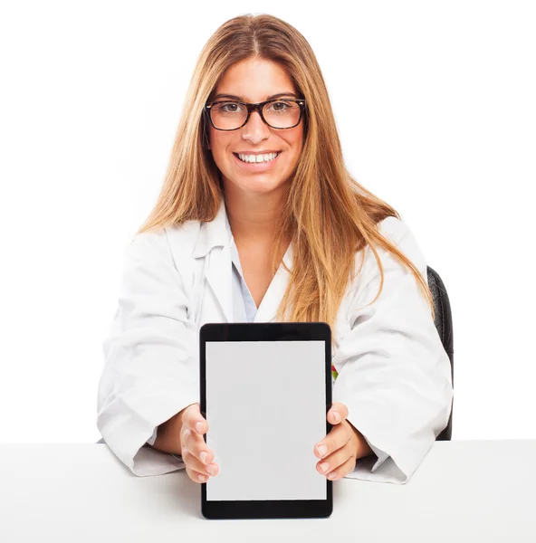 Medico mostrando un tablet PC — Foto Stock