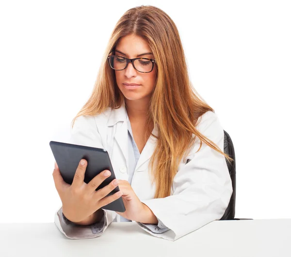 Läkaren använder en tablet Pc — Stockfoto