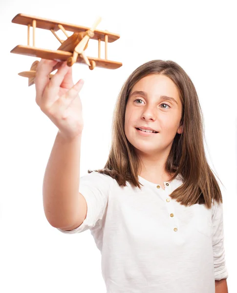 Девушка играет с самолетом — стоковое фото