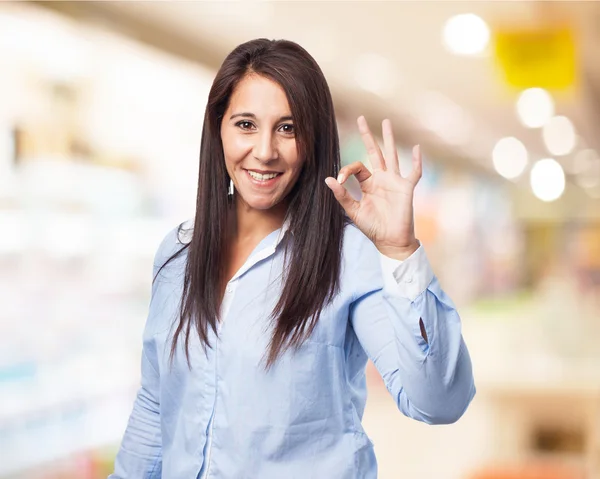 Vrouw toont oke gebaar — Stockfoto