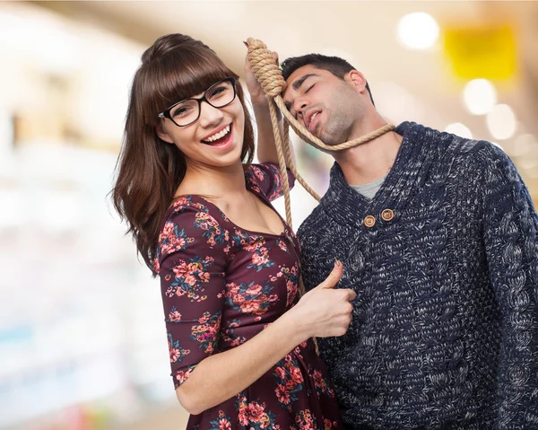 Kvinna hängande mannen med rep — Stockfoto