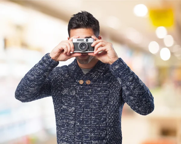 Man holding camera — Stock Photo, Image