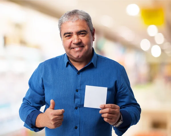 Uomo maturo in possesso di carta — Foto Stock