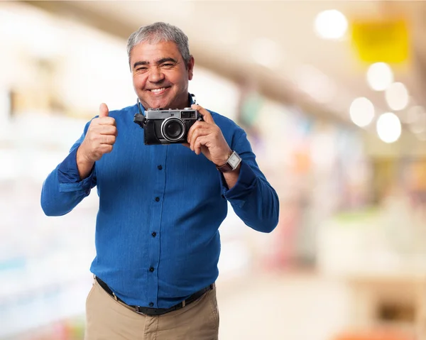 Hombre usando cámara — Foto de Stock