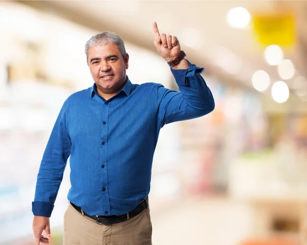 Hombre maduro apuntando hacia arriba — Foto de Stock