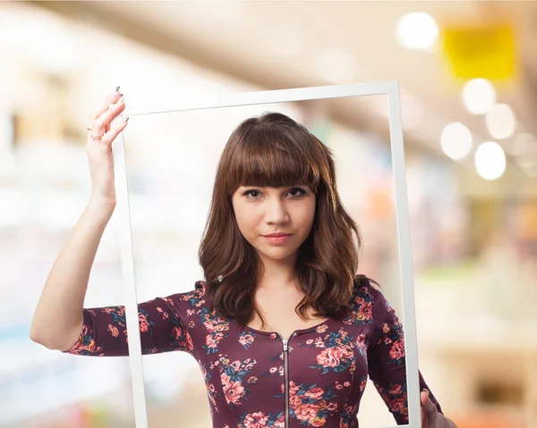 白のフレームを持つ若い女性 — ストック写真