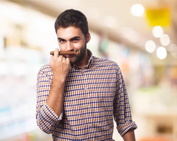 Hombre oliendo cigarro — Foto de Stock