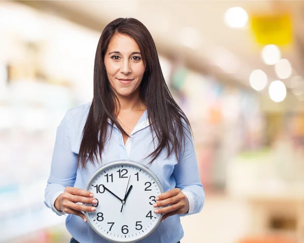 Mujer sosteniendo reloj — Foto de Stock