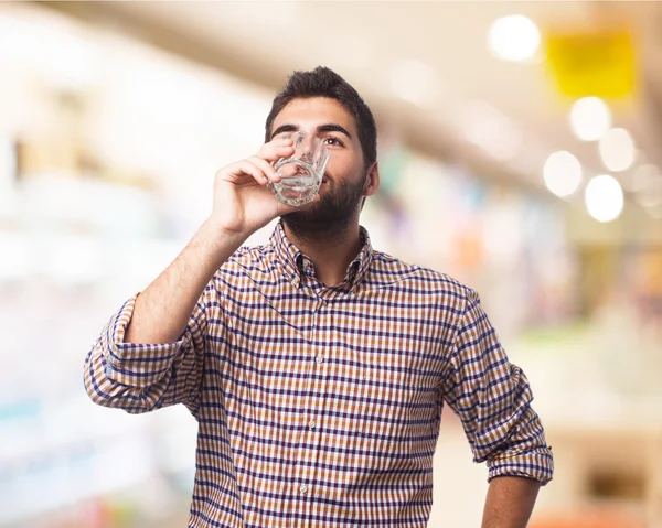 Mann trinkt Wasser aus Flasche — Stockfoto