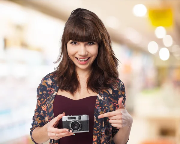 Krásná žena s kamerou — Stock fotografie