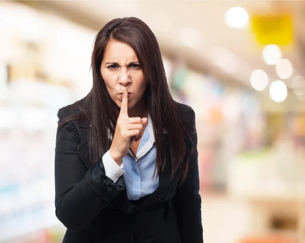 Mujer de negocios mostrando señal de silencio — Foto de Stock