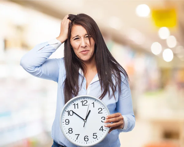 Mujer sosteniendo reloj — Foto de Stock