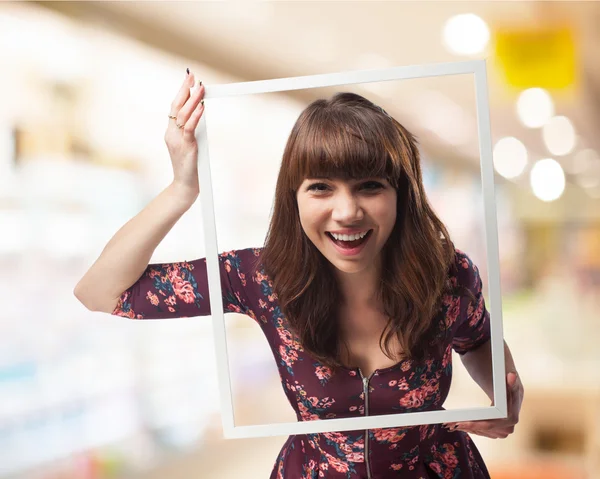 白のフレームを持つ若い女性 — ストック写真