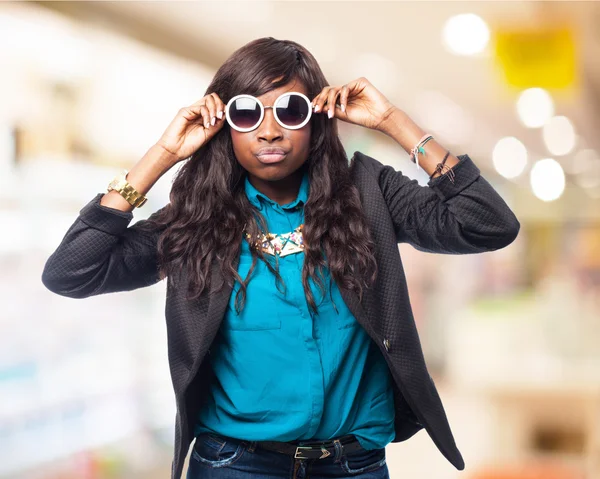 Zwarte vrouw met zonnebril — Stockfoto