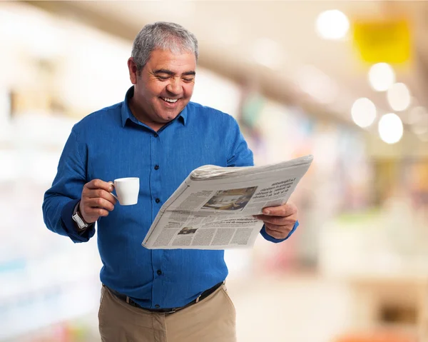 Mann liest Zeitung — Stockfoto