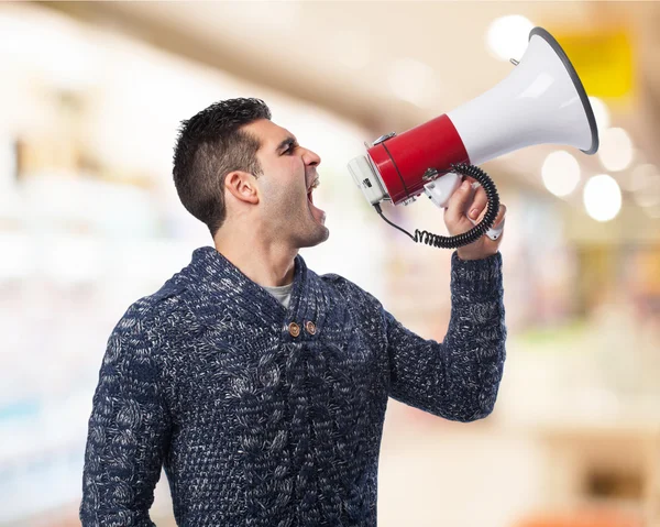 Hombre usando megáfono — Foto de Stock