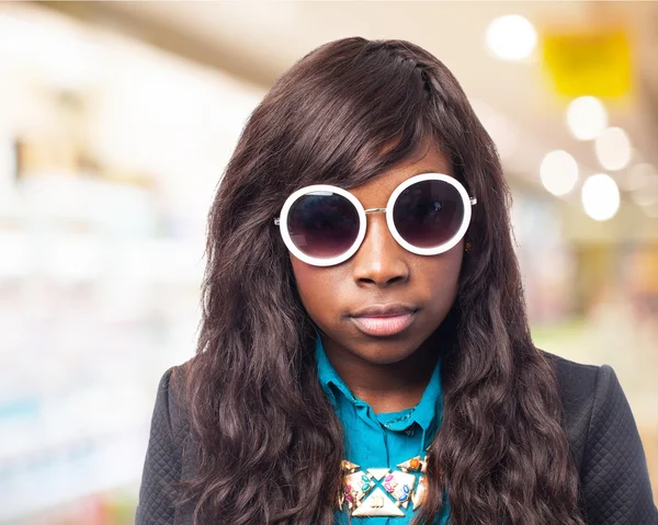 Schwarze Frau mit Sonnenbrille — Stockfoto