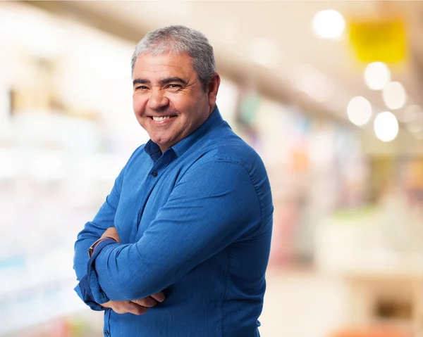 Maduro guapo hombre sonriendo — Foto de Stock