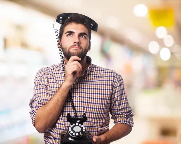 Jovem oferecendo telefone — Fotografia de Stock