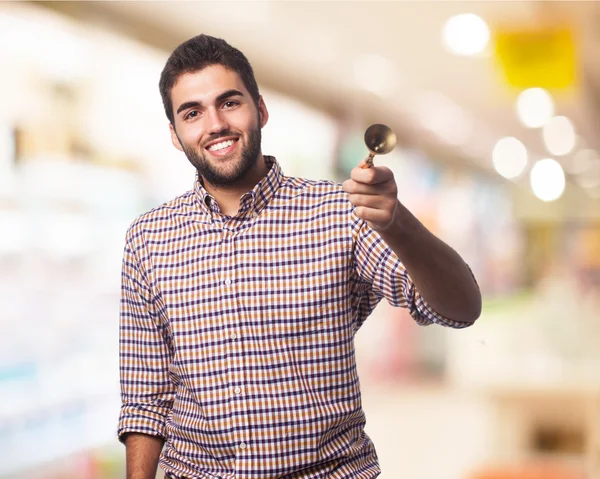 Uomo che utilizza campanello — Foto Stock