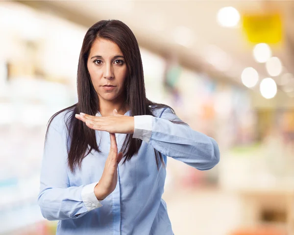 Kvinnan visar paus gest — Stockfoto