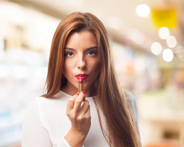 Femme utilisant du rouge à lèvres — Photo