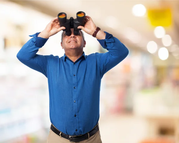 Homem usando binóculos — Fotografia de Stock